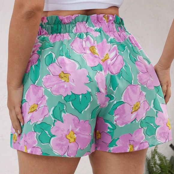 PLUS Floral Shorts 💐 - Picture 2 of 4